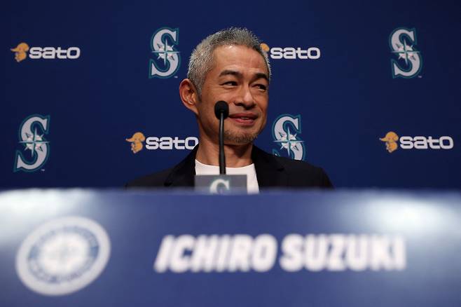 미국프로야구 메이저리그에서 20년 가까이 활약한 스즈키 이치로가 아시아 선수로는 최초로 메이저리그 명예의 전당에 헌액됐다. 이치로는 전체 394표 중 393표를 얻으면서 무난하게 명예의 전당에 헌액됐다. 다만 만장일치엔 실패했다. AFP 연합뉴스