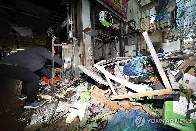 화마 덮친 광주 양동시장 (광주=연합뉴스) 정다움 기자 = 설 연휴를 사흘 앞둔 22일 오전 광주 서구 양동시장의 불에 탄 판매점에 채소류가 나뒹굴고 있다. 2025.1.22 daum@yna.co.kr