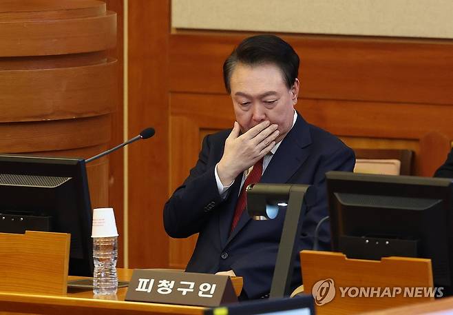 탄핵심판 3차 변론 출석한 윤 대통령 (서울=연합뉴스) 윤석열 대통령이 지난 21일 오후 서울 종로구 헌법재판소에서 열린 탄핵심판 3차 변론에 출석하고 있다. 2025.1.21 [사진공동취재단] photo@yna.co.kr