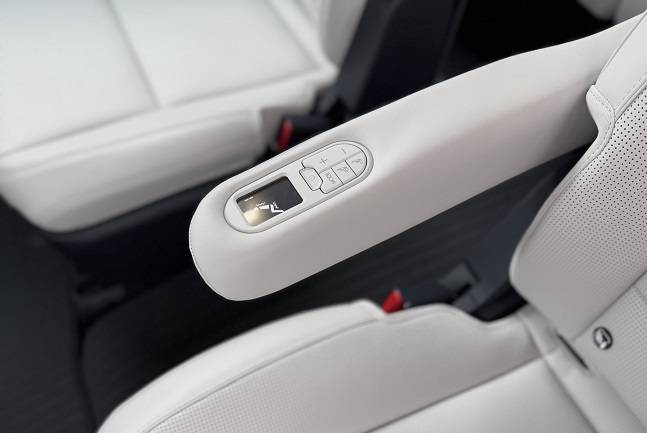 2열 좌석 손잡이에 있는 바디케어 조절 버튼./사진=백유진 기자 byj@