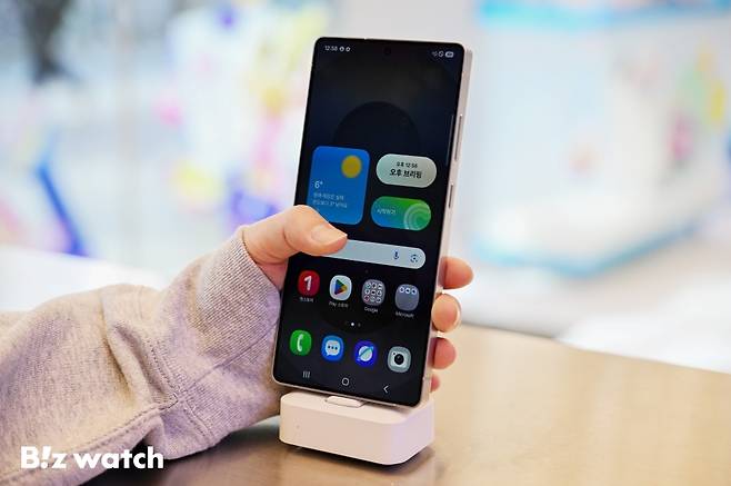 삼성전자가 더 강력해진 AI 기능을 담은 갤럭시 S25 시리즈를 공개했다. 사진은 서울 홍대 KT매장에 직원이 갤럭시 S25 시리즈를 들고 있는 모습./사진=이명근 기자 qwe123@