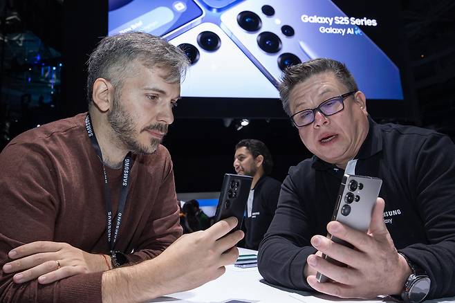 상반기 '갤럭시 언팩 2025'에서 관람객이 갤럭시 S25 시리즈를 체험하고 있다./사진=삼성전자