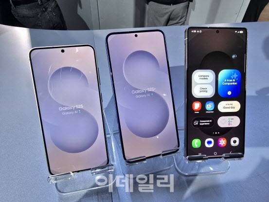 22일(현지시간) 오전 3시 미국 캘리포니아주 샌프란시스코 새너제이 SAP센터에서 열린 ‘갤럭시 언팩 2025’ 행사장에 갤럭시S25(좌측부터 일반·플러스·울트라)가 전시돼 있다(사진=윤정훈 기자)