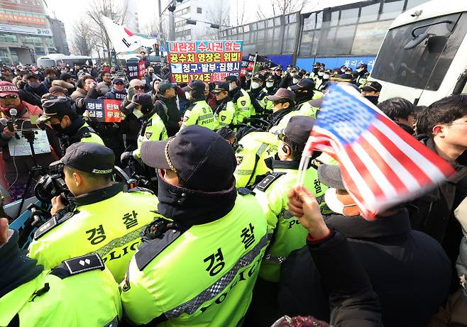 윤석열 대통령의 탄핵심판 3차 변론이 열린 지난 21일 서울 종로구 헌법재판소 인근에서 경찰들이 윤 대통령 지지자 집회를 통제하고 있다. (사진=연합뉴스)