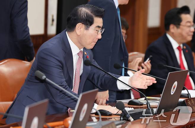 김용현 국방부 장관이 지난 12월 3일 서울 종로구 정부서울청사에서 열린 국무회의에 참석한 모습. 윤석열 대통령은 그날 밤 김 장관이 건의했다며 비상계엄을 선포했다. ⓒ News1 허경 기자