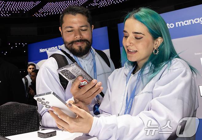 22일(현지시간) 미국 새너제이 SAP센터에서 열린 삼성전자 상반기 '갤럭시 언팩 2025'에서 관람객이 '갤럭시 S25 시리즈'를 체험하고 있다. (삼성전자 제공) 2025.1.23/뉴스1