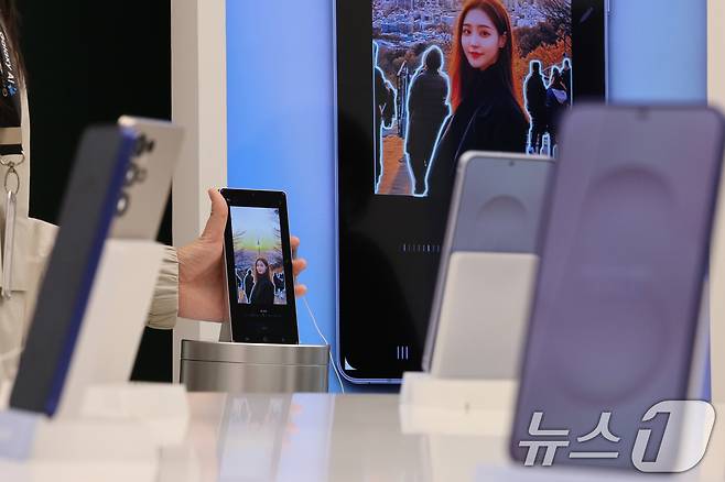 23일 서울 서초구 삼성스토어 삼성강남에서 고객들이 삼성전자의 최신 스마트폰 갤럭시 S25 시리즈를 살펴보고 있다. 삼성전자는 인공지능(AI) 기능을 대폭 강화한 갤럭시 S25 시리즈 사전 판매를 오는 24일부터 2월 3일까지 진행한다. 갤럭시 S25는 115만 5000원부터, S25+와 S25 울트라는 각각 135만 3000원과 169만 8400원부터 판매된다. 2025.1.23/뉴스1 ⓒ News1 신웅수 기자