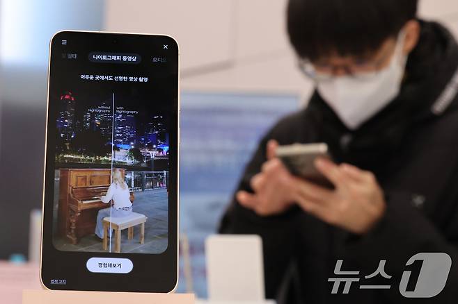 23일 서울 서초구 삼성스토어 삼성강남에서 고객들이 삼성전자의 최신 스마트폰 갤럭시 S25 시리즈를 살펴보고 있다. 삼성전자는 인공지능(AI) 기능을 대폭 강화한 갤럭시 S25 시리즈 사전 판매를 오는 24일부터 2월 3일까지 진행한다. 갤럭시 S25는 115만 5000원부터, S25+와 S25 울트라는 각각 135만 3000원과 169만 8400원부터 판매된다. 2025.1.23/뉴스1 ⓒ News1 신웅수 기자