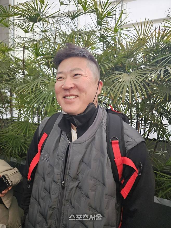 KIA 최형우가 22일 인천국제공항에서 미국 스프링캠프 출발에 앞서 진행한 인터뷰 도중 웃음을 보이고 있다. 인천국제공항 | 김동영 기자 raining99@sportsseoul.com