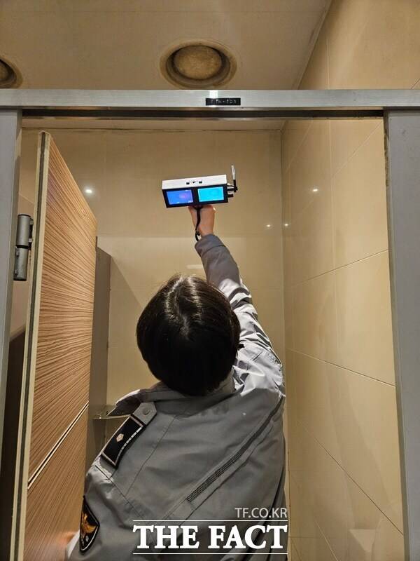 23일 천안동남경찰서 관계자가 종합터미널 공중화장실에서 불법 카메라 점검을 하고 있다. /천안동남경찰서