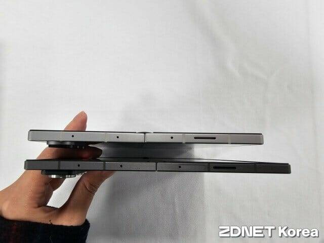 갤럭시Z폴드 스페셜에디션(아래쪽)과 갤럭시Z폴드6 비교 (사진=지디넷코리아)