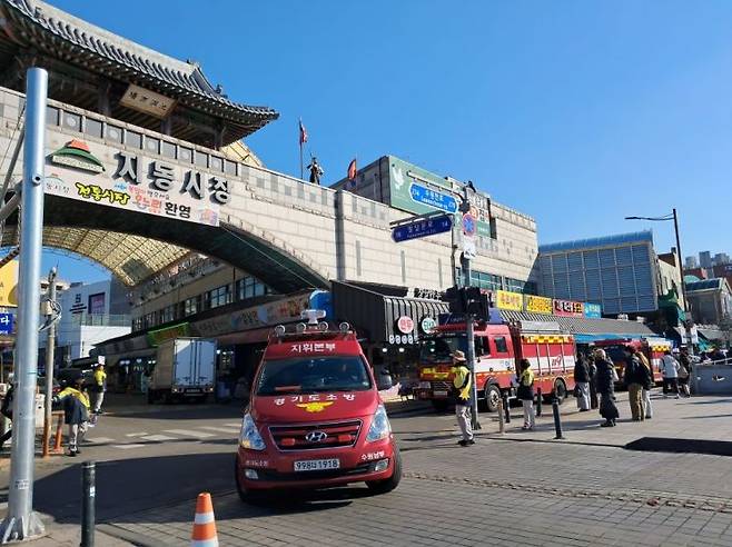 수원남부소방서가 23일 수원 지동시장 일대에서 유사시 소방차 길 터주기 훈련을 하고 있다. 수원남부소방서 제공