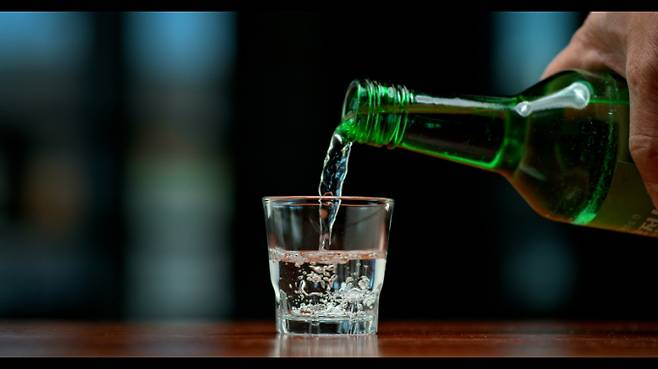 오늘(23일) 오후 10시 KBS 1TV에서 푸드 인문 다큐멘터리 시리즈 ‘소주 랩소디’ 1부가 방송된다. 이번 시리즈는 한국인과 소주 사이의 깊은 연관성을 탐구하며, 백종원과 이장우가 소주 문화의 이야기를 풀어낸다. 백종원은 을지로 철공소 거리에서 소주가 사람들에게 위안을 주는 모습을 보여주며, 초록병 소주가 한국에서 가장 인기 있는 술임을 강조한다. 이장우는 소주 한잔에 담긴 ‘오늘 하루의 스토리’를 되새기며 소주가 단순한 술이 아니라 한국인의 문화에 뿌리내린 상징임을 전한다. 또한 허영만 화백도 소주에 대한 애정을 드러내며, 소주 문화의 다양한 면모인 소맥, 폭탄주, 해장국 등을 다룬다. 1부에서는 소주가 한국 근현대사와 어떻게 연결됐는지, 그리고 소주가 한국인 삶에서 중요한 의미를 지닌다는 사실도 탐구된다. ‘소주 랩소디’는 오늘(23일) 밤 10시에 방송된다.