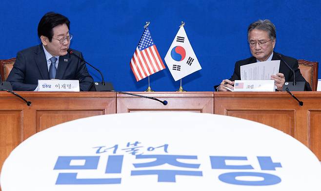 이재명(왼쪽) 더불어민주당 대표가 22일 오전 서울 여의도 국회에서 조셉 윤 주한미국대사대리를 접견하며 발언하고 있다./뉴스1