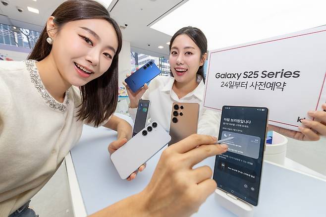 KT가 24일부터 2월 3일까지 11일간 전국 KT 매장 및 공식 온라인몰 KT닷컴에서 삼성전자 ‘갤럭시 S25 시리즈’ 사전 예약을 진행한다. /KT 제공