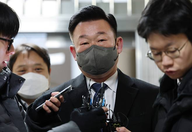 윤석열 대통령 체포영장 집행 방해 관련 특수공무집행방해 혐의를 받는 이광우 대통령경호처 본부장이 18일 오전 서울 서대문구 국가수사본부로 조사를 받기위해 출석하며 취재진 질문에 답하고 있다. /뉴스1