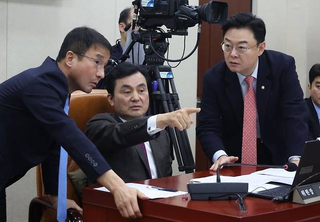 안규백 국회 내란 혐의 진상규명 국정조사특위 위원장과 국조특위 국민의힘 간사인 김성원 의원, 더불어민주당 간사인 한병도 의원이 22일 열린 국회 '윤석열 정부의 비상계엄 선포를 통한 내란 혐의 진상규명 국정조사특별위원회' 1차 청문회에서 대화하고 있다. ⓒ뉴시스