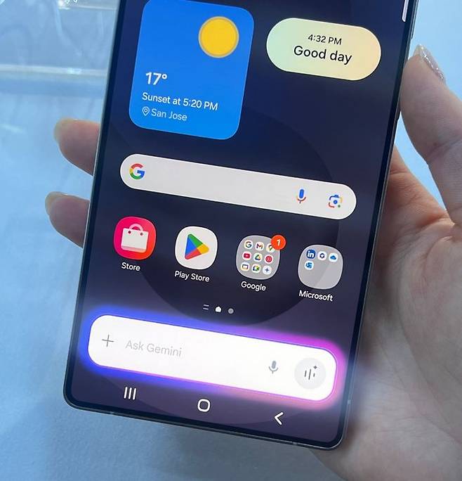 오른쪽 측면에 있는 AI 버튼을 꾹 누르면 사진처럼 제미나이가 활성화된다. ⓒ데일리안 이주은 기자