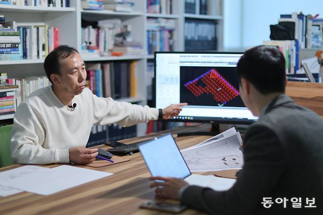 지난해 11월 이길림 한구조엔지니어링 이사가 히어로콘텐츠팀이 조사한 아파트의 데이터를 보면서  철근이 누락됐을 때 건물에 미치는 영향에 대해 설명하고 있다.