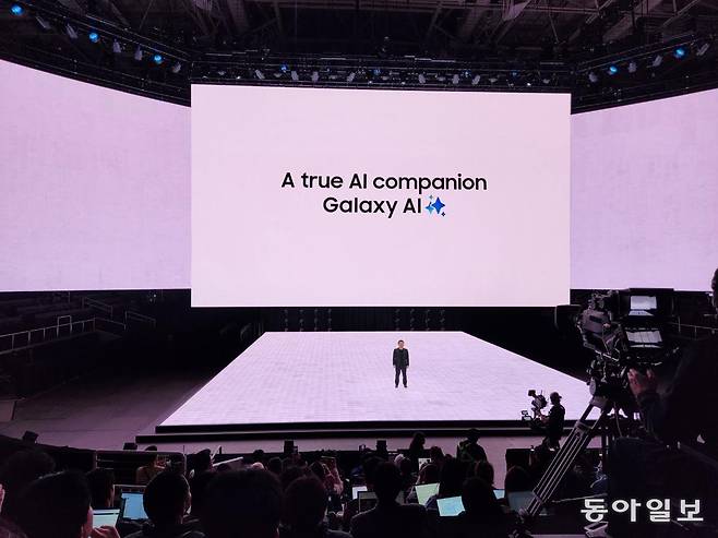 노태문 삼성전자 모바일경험(MX)사업부장(사장)이 언팩 무대에 올라 ‘갤럭시S25’ 시리즈를 소개하고 있다. 새너제이=곽도영 기자 now@donga.com
