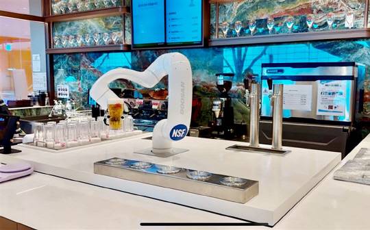 인천국제공항 제2여객터미널에 위치한 아워홈 컬리너리스퀘어 '에어봇 바(Airbot Bar)'에 공급된 협동로봇 맥주 추출 솔루션. 두산로보틱스 제공