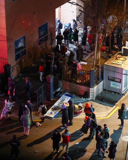 지난 1월19일 '12·3 비상계엄' 내란수괴·직권남용 혐의로 체포된 윤석열 대통령에 대한 구속영장이 발부된 새벽 서울 마포구 서울서부지방법원 후문에서 윤 대통령 지지자들이 경내로 진입하고 있다.  이들은 이날 오전 3시쯤 영장실질심사를 담당한 서부지법의 윤 대통령 구속영장 발부 소식이 전해지자 극도로 흥분해 법원 후문에서 경찰 저지를 뚫고 난입해 초유의 '법원 폭동'을 일으켰다.<연합뉴스 사진>