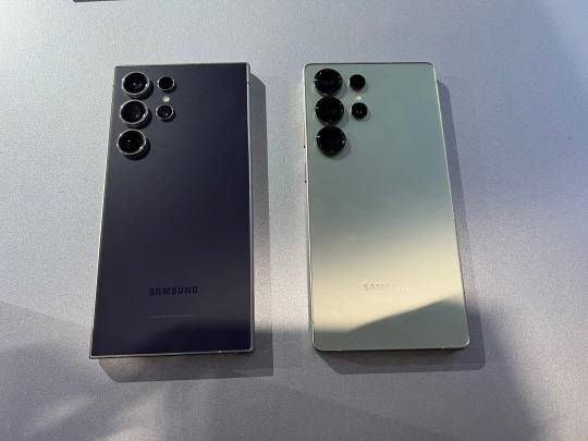 갤럭시 S24 울트라(왼쪽)와 갤럭시 S25 울트라 비교 사진. 유진아 기자