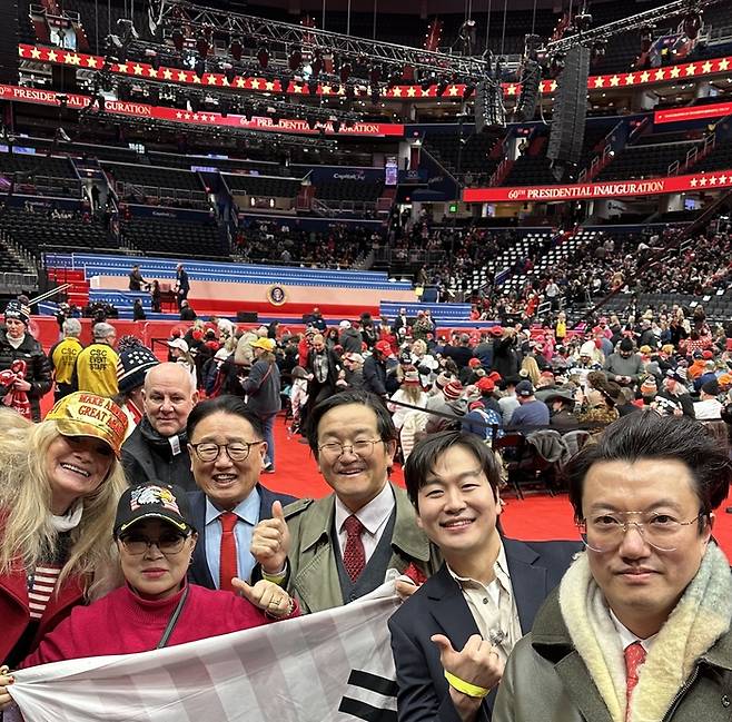 유준상 원장이 취임식 참석자들과 함께 기념촬영을 하고 있다. 유준상 원장(왼쪽에서 세번째), 김회창 공화당필승한인팀 총회장(왼쪽에서 네번째), 임주영 중국 목포그룹 회장(오른쪽에서 두번째)(제공:한국정보기술연구원)