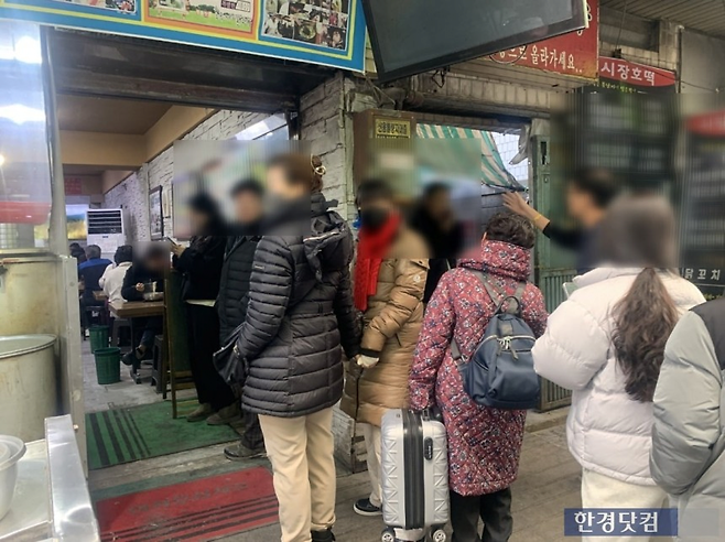 image.png "만원 한 장으로 5명이 한 끼 해결"…평일에도 \'바글바글\' [현장+]