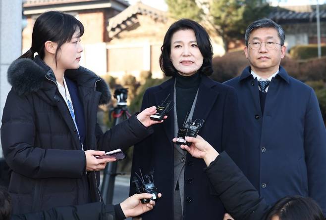 이진숙 방송통신위원장이 23일 오전 서울 종로구 헌법재판소에서 열린 방통위원장 탄핵심판 청구 사건 선고를 마친 뒤 입장 발표를 하고 있다. 연합뉴스