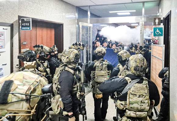 윤석열 대통령이 지난해 12월 3일 저녁 비상계엄을 선포한 가운데 4일 밤 서울 국회의사당에서 계엄군이 국회 본청으로 진입하고 있다. 2024.12.4 [사진=연합뉴스]