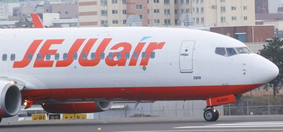 제주항공이 여객 운송에 집중하기 위해 화물기 운항을 2달 동안 중단한다고 밝혔다. 사진은 이륙을 준비하는 제주항공 항공기 모습. 뉴스1