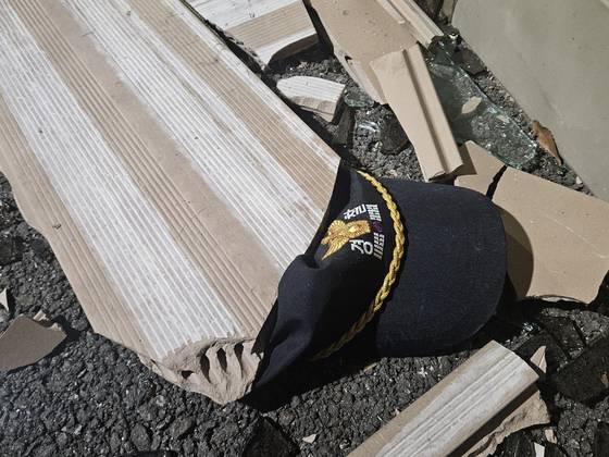 19일 오전 서부지법의 폭력 사태를 막던 경찰이 흘린 경찰모. 이영근 기자