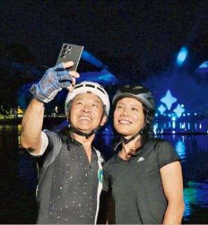 삼성전자는 지난 20일 브라질 상파울루 이비라푸에라공원에서 ‘갤럭시 언팩 2025’를 홍보하기 위해 라이트쇼를 열었다.  /삼성전자 제공