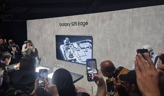 22일(현지시간) 미국 새너제이 SAP센터에서 열린 '갤럭시 언팩 2025' 행사에서 처음 공개된 '갤럭시S25 엣지' 시제품 앞에 세계 각국 취재진이 몰려 들어있다.  /송영찬 특파원