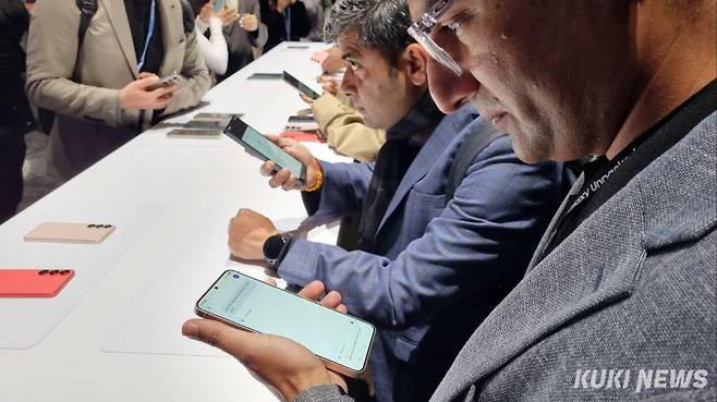 22일 오전 10시(현지시각) 캘리포니아주 새너제이(San Jose) 소재 SAP센터에서 열린 ‘갤럭시 언팩 2025(Galaxy Unpacked 2025)’에 참석한 파트너사 관계자가 갤럭시 S25의 AI 기능을 실험해보고 있다. 김재민 기자