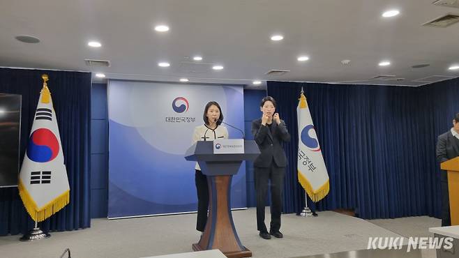 이정은 개인정보보호위원회 조사2과장이 23일 서울 종로 정부서울청사에서 동행복권, SK스토아의 개인정보 안전조치 의무 소홀 등 개인정보위 전체회의 내용을 브리핑하고 있다. 정우진 기자