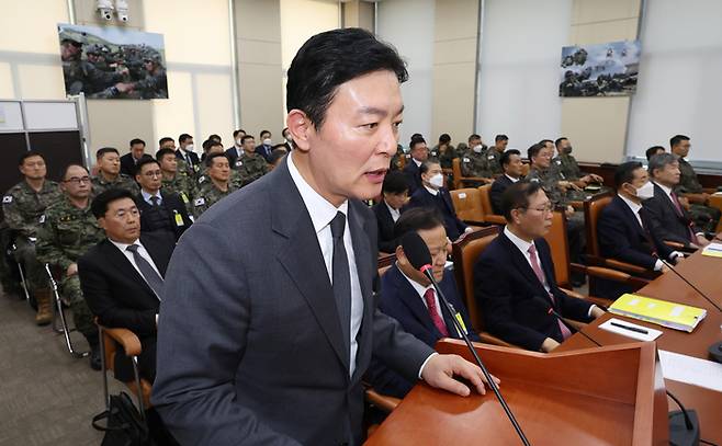 김성훈 대통령경호처 차장이 22일 국회에서 열린 ‘윤석열 정부의 비상계엄 선포를 통한 내란 혐의 진상규명 국정조사 특별위원회’ 1차 청문회에서 의원 질의에 답변하고 있다. [사진 = 연합뉴스]