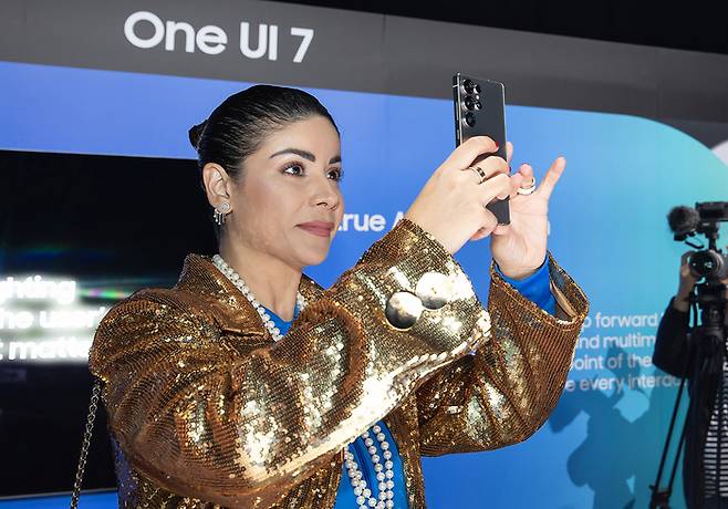 22일(현지시간) 미국 새너제이에 위치한 ‘SAP센터’에서 개최된 상반기 ‘갤럭시 언팩 2025’에서 관람객이 ‘갤럭시 S25 시리즈’를 체험하는 모습. [사진출처 = 삼성전자]