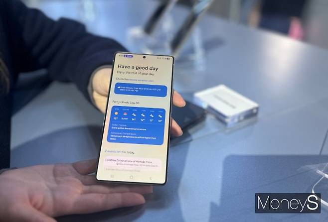 갤럭시 S25에는 사용자의 하루를 위한 맞춤형 요약 기능 '나우 브리프'(Now Brief)도 새롭게 추가됐다. 사진은 삼성전자 관계자가 '나우 브리프' 기능을 설명해주고 있는 모습. /사진=김성아 기자