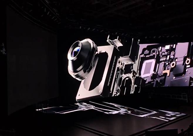 22일(현지시간)  갤럭시 S25 시리즈의 새로운 슬림 모델, '갤럭시 S25 엣지'가 모습을 드러냈다. 사진은 설계도가 다양한 부품의 조립 과정을 거쳐 제품으로 완성되는 모습. /사진=삼성전자