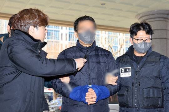 서울서부지방법원 폭력 집단난동 사태 당시 판사실에 침입한 40대 남성 이모 씨가 23일 오후 서울 마포구 서울서부지법에서 열린 구속 전 피의자 심문(영장실질심사)에 출석하고 있다. 연합뉴스