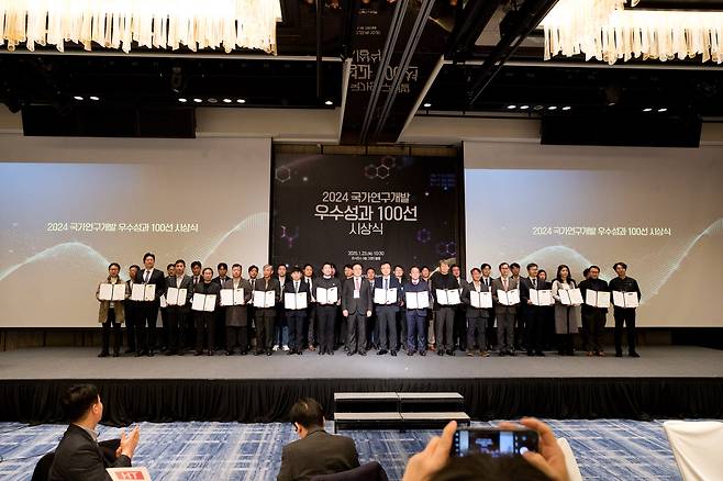 유상임 과학기술정보통신부 장관이 23일 오전 서울 종로구 포시즌스호텔에서 열린 ‘2024 국가연구개발 우수성과 100선 시상식’ 에서 세번 에 걸쳐 수상자 100명과 기념촬영 하고 있다.[과기정통부 제공]