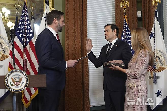 [워싱턴=AP/뉴시스] 마코 루비오 미국 국무장관이 지난 21일(현지 시간) 미 워싱턴DC 국무부에서 취임선서를 하고 있다. 2025.01.23.