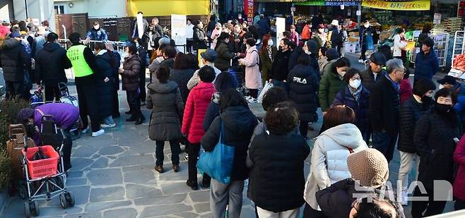 [청주=뉴시스] 서주영 기자 = 설 연휴를 앞두고 온누리상품권 환급행사가 열린 23일 충북 청주시 육거리종합시장 멀티지원센터 앞에서 환급을 받으러 온 시민이 차례를 기다리고 있다. 2025.01.23. juyeong@newsis.com