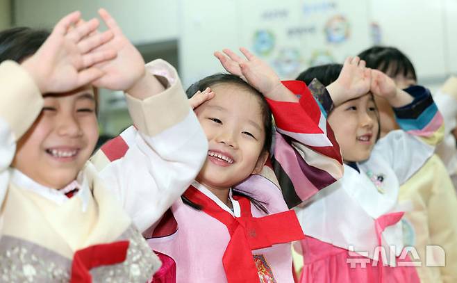 [부산=뉴시스] 하경민 기자 = 설을 앞두고 23일 부산 부산진구청 어린이집에서 원생들이 한복을 곱게 차려입고 큰절하는 법을 배우고 있다. 2025.01.23. yulnetphoto@newsis.com