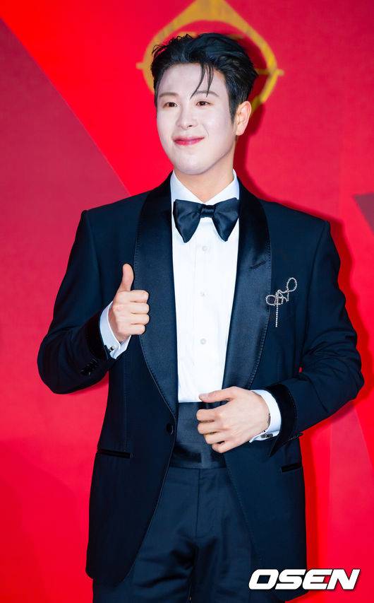 [OSEN=민경훈 기자] 21일 오후 서울시 마포구 상암동 SBS 프리즘타워에서 'SBS 2024 연기대상' 레드카펫 행사가 진행됐다.신동엽, 김혜윤, 김지연 3MC가 진행하는 'SBS 2024 연기대상'은 레드카펫 행사 후 오후 8시 35분부터 생중계 된다.배우 표지훈(피오)이 입장하며 포즈를 취하고 있다. 2024.12.21 / rumi@osen.co.kr