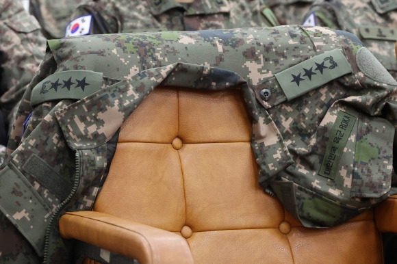 국정조사 특위 증인석에 걸린 별 달린 군복 - 14일 서울 여의도 국회에서 열린 ‘윤석열 정부의 비상계엄 선포를 통한 내란 혐의 진상규명 국정조사 특별위원회의. 기관 증인으로 출석한 이진우 국군 수도방위사령관이 벗어둔 군복이 증인석에 걸려 있다. 2025.1.14 연합뉴스