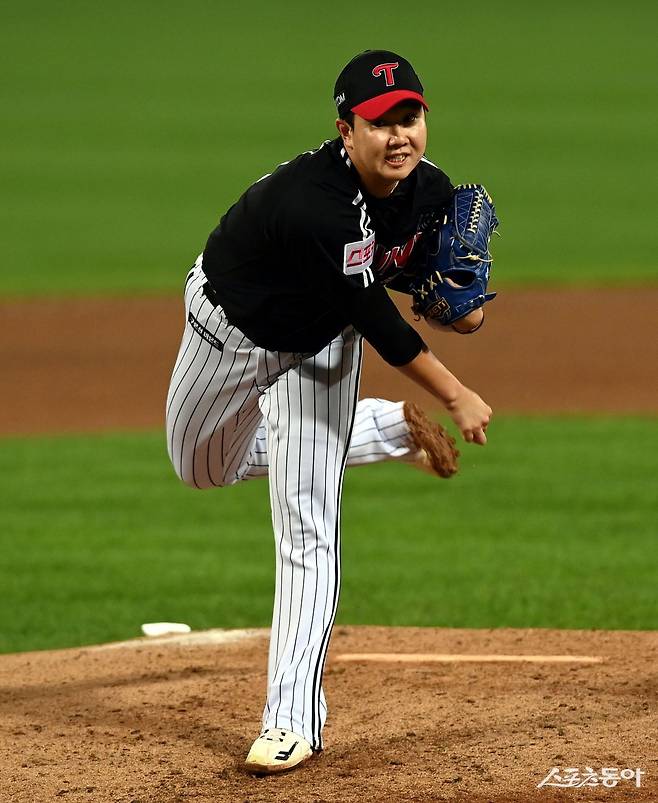 LG 유영찬은 지난 2년간 맹활약으로 올해 연봉 2억1000만 원을 받게 됐다. 팔꿈치 수술로 전반기에는 재활에만 전념할 예정인 그가 후반기 좋은 투구로 성공가도를 이어갈지 주목된다. 스포츠동아DB