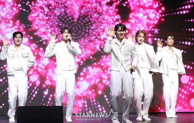 그룹 마이트로가 26일 오후 서울 강남구 슈피겐홀에서 진행된 TV조선 예능 '트롯돌 입덕기: 진심누나' 기자간담회에 참석해 멋진 무대를 선보이고 있다.. '진심누나'는 덕질에 진심인 누나들이 '신인 트롯돌'이라고 쓰고 '내 가수'라 읽는 MYTRO(마이트로)의 피, 땀, 눈물 어린 성장 드라마를 함께하며 이들의 슈퍼스타 등극을 응원하는 팬심 서포트 프로젝트다. 2024.11.26 /사진=김창현 chmt@